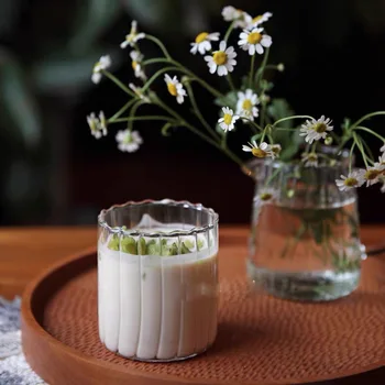 Kreatívne raňajky pohár mlieka prekladané zvlnené pohár sklo