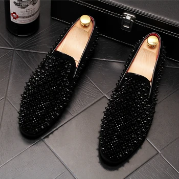 Talianska značka dizajnér mens príležitostných nočný klub nosenie mäkké kožené nity topánky slip-on bytov lenivý strany obuvi lete loafer zapatos